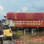 Se atascó pesado camión en la carretera Álamo-Tuxpan, vía Ojite