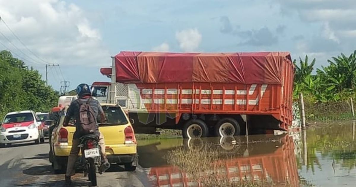 Se atascó pesado camión en la carretera Álamo-Tuxpan, vía Ojite
