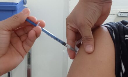 Álamo: Inmunizan a población vulnerable y completan esquemas básicos en menores