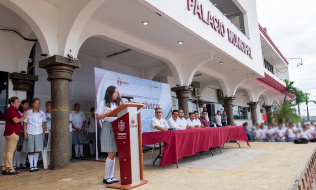 Tuxpan: En el marco del Lunes Cívico se hizo entrega de escrituras a la Escuela Primaria José L. Garizurieta