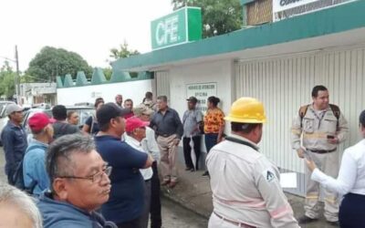 Habitantes de Tancoco y municipios vecinos toman oficinas de CFE en Naranjos por mal servicio