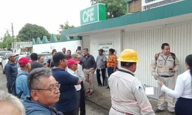 Habitantes de Tancoco y municipios vecinos toman oficinas de CFE en Naranjos por mal servicio