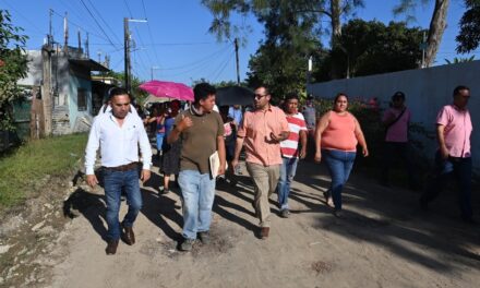 Tuxpan:El alcalde Dr. Jesús Fomperoza Torres y directores del Ayuntamiento, participaron en una mesa de atención ciudadana, en la colonia Emiliano Zapata