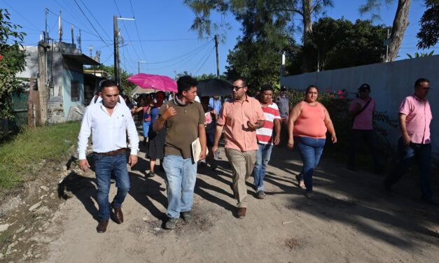 Tuxpan:El alcalde Dr. Jesús Fomperoza Torres y directores del Ayuntamiento, participaron en una mesa de atención ciudadana, en la colonia Emiliano Zapata