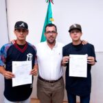 Alcalde de Tuxpan felicitó a dos jóvenes beisbolistas que firmaron con el equipo Sultanes de Monterrey, de la Liga Mexicana de Beisbol y Liga Mexicana del Pacífico