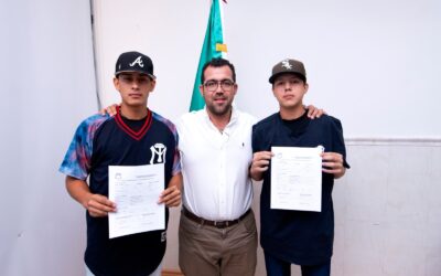 Alcalde de Tuxpan felicitó a dos jóvenes beisbolistas que firmaron con el equipo Sultanes de Monterrey, de la Liga Mexicana de Beisbol y Liga Mexicana del Pacífico