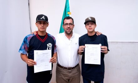 Alcalde de Tuxpan felicitó a dos jóvenes beisbolistas que firmaron con el equipo Sultanes de Monterrey, de la Liga Mexicana de Beisbol y Liga Mexicana del Pacífico