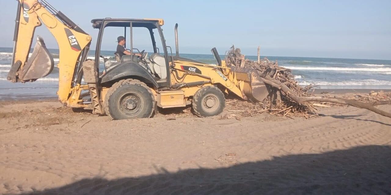 Con maquinaria pesada, limpian la playa de Casitas