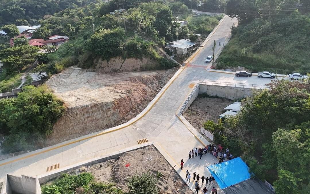 Alcalde de Papantla entrega obras en zona rural y urbana