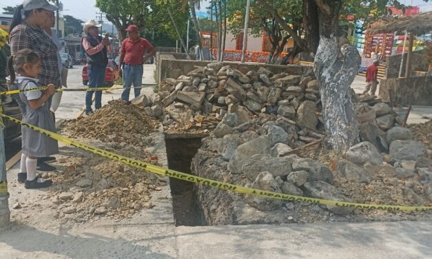 Ixcatepecanos se manifiestan ante la construcción de un Reloj en la Plazuela Constitución