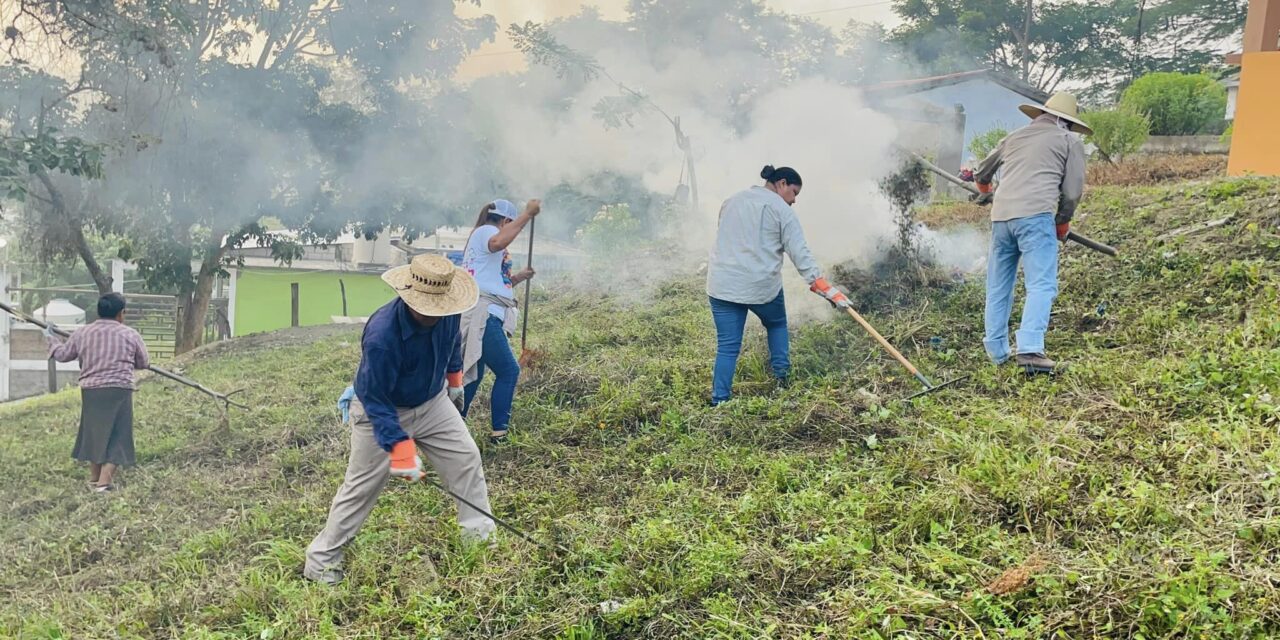 Comienzan los preparativos de ochavario en Tamalín: Realizan faena en el panteón