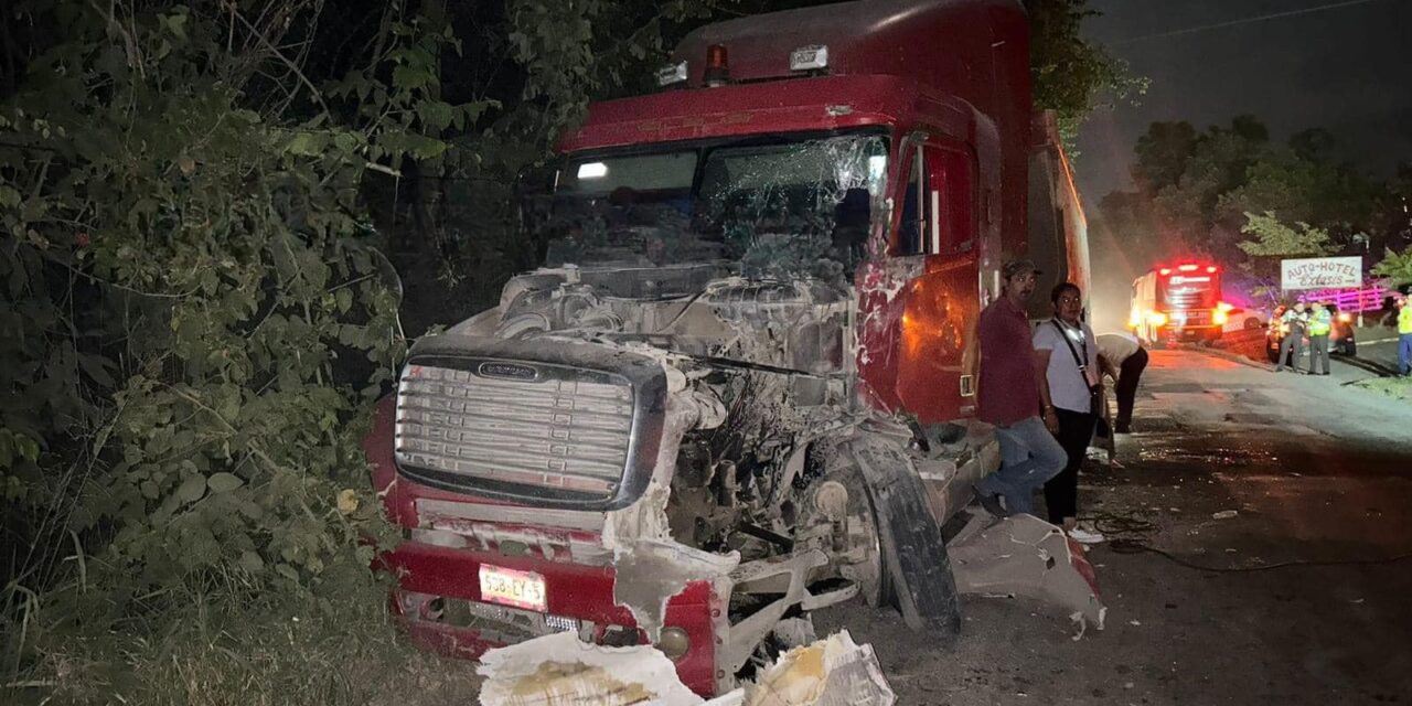Chalma: Choca autobús de pasajeros contra tractocamión en la carretera federal México-Tampico