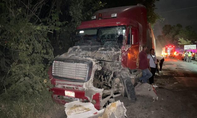 Chalma: Choca autobús de pasajeros contra tractocamión en la carretera federal México-Tampico