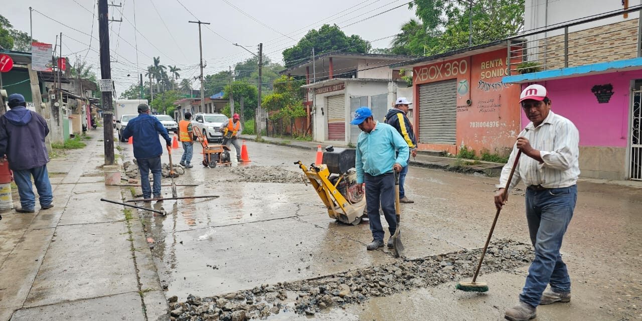 ¡En marcha la rehabilitación de calles en Tuxpan! En la avenida Insurgentes se realiza un bacheo profundo y cambio de rejillas de alcantarillado