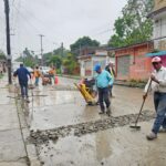 ¡En marcha la rehabilitación de calles en Tuxpan! En la avenida Insurgentes se realiza un bacheo profundo y cambio de rejillas de alcantarillado