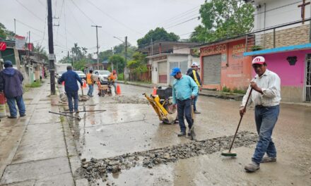 ¡En marcha la rehabilitación de calles en Tuxpan! En la avenida Insurgentes se realiza un bacheo profundo y cambio de rejillas de alcantarillado