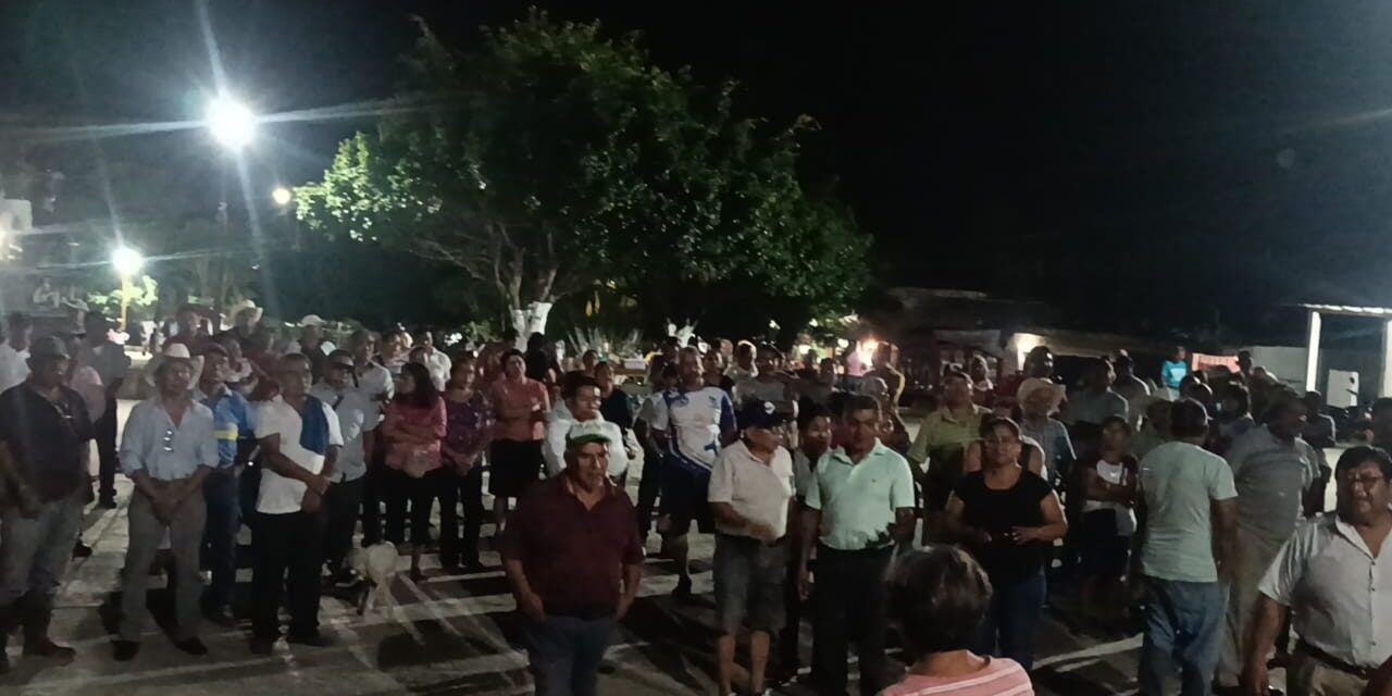 Ciudadanos clausuran obra del reloj monumental en Ixcatepec; acusan al alcalde de daño patrimonial