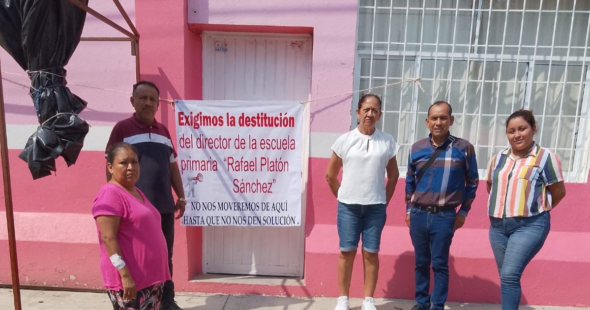Padres de familia bloquean escuela y supervisión escolar de Tempoal