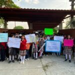 Padres toman secundaria de Ixcatepec en demanda de maestros para cubrir materias clave