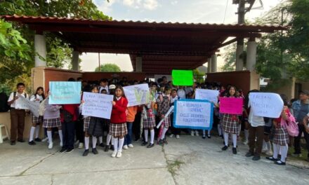 Padres toman secundaria de Ixcatepec en demanda de maestros para cubrir materias clave