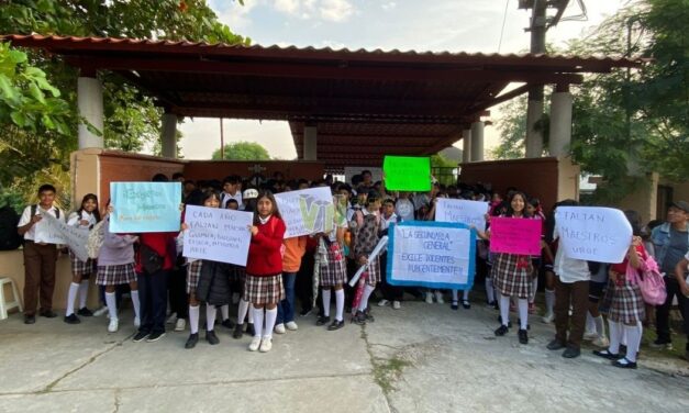 Padres toman secundaria de Ixcatepec en demanda de maestros para cubrir materias clave