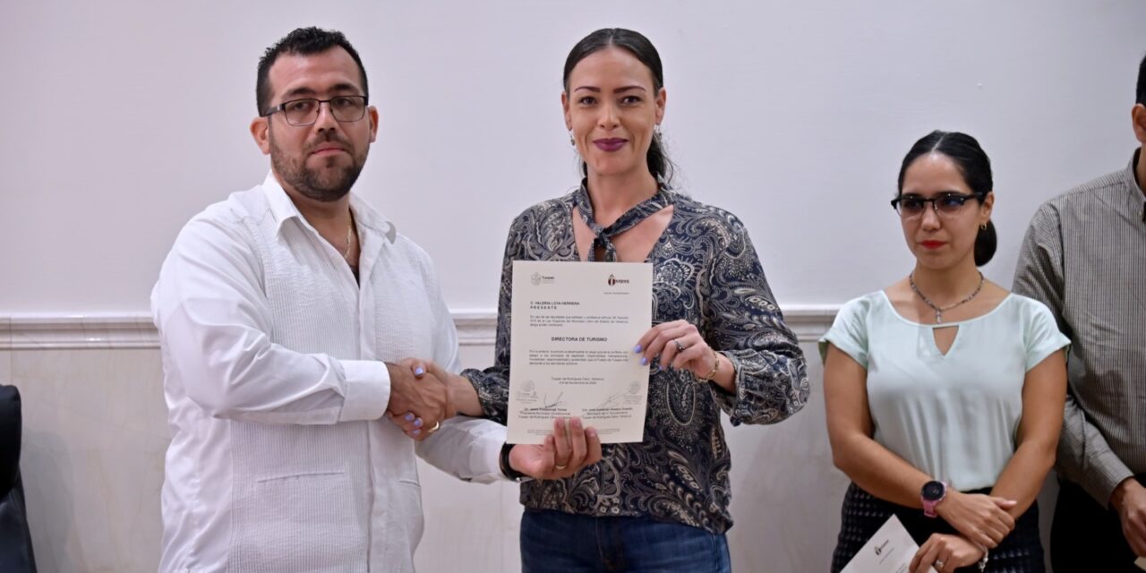 El alcalde de Tuxpan Dr. Jesús Fomperoza Torres tomó protesta a 5 nuevas directoras y directores