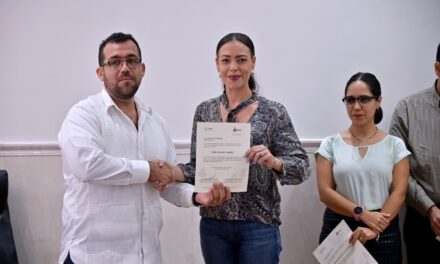 El alcalde de Tuxpan Dr. Jesús Fomperoza Torres tomó protesta a 5 nuevas directoras y directores