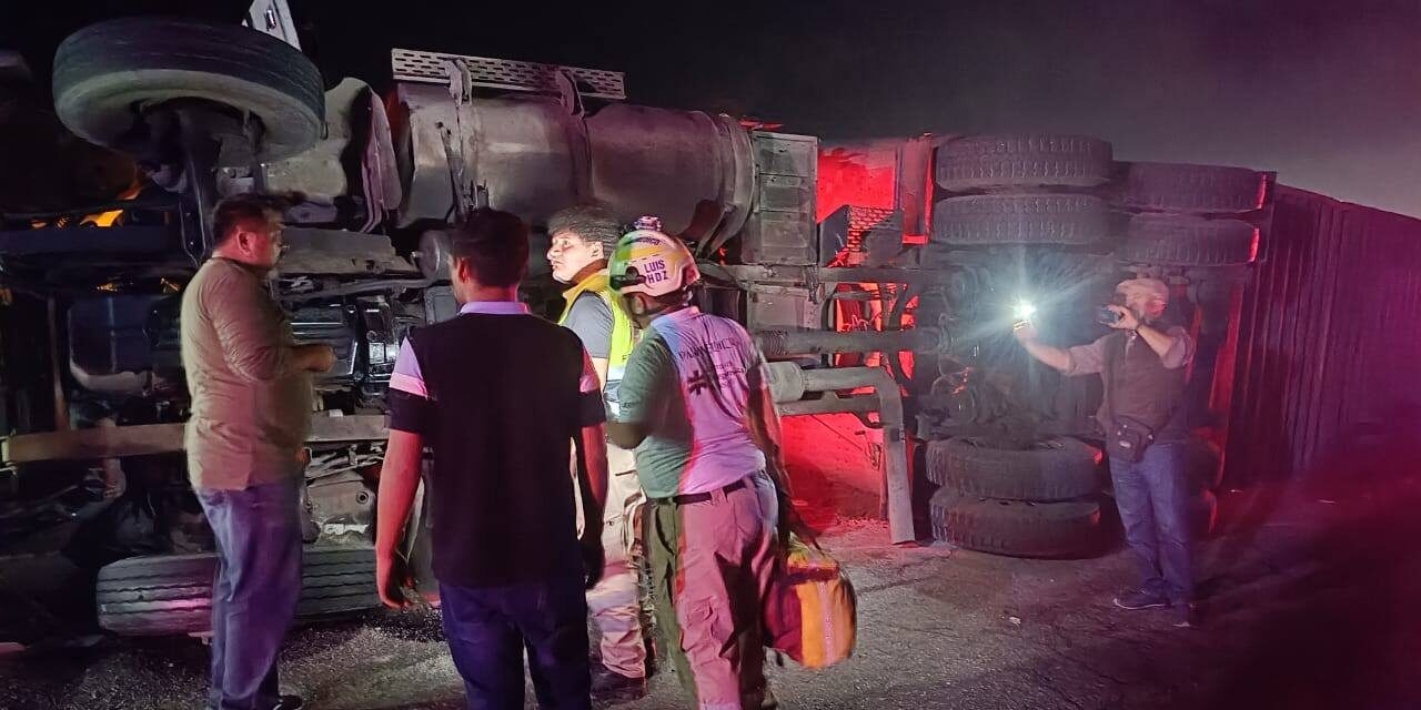 Vuelca tráiler cargado con 73 semovientes sobre el puente Tamos en Pánuco