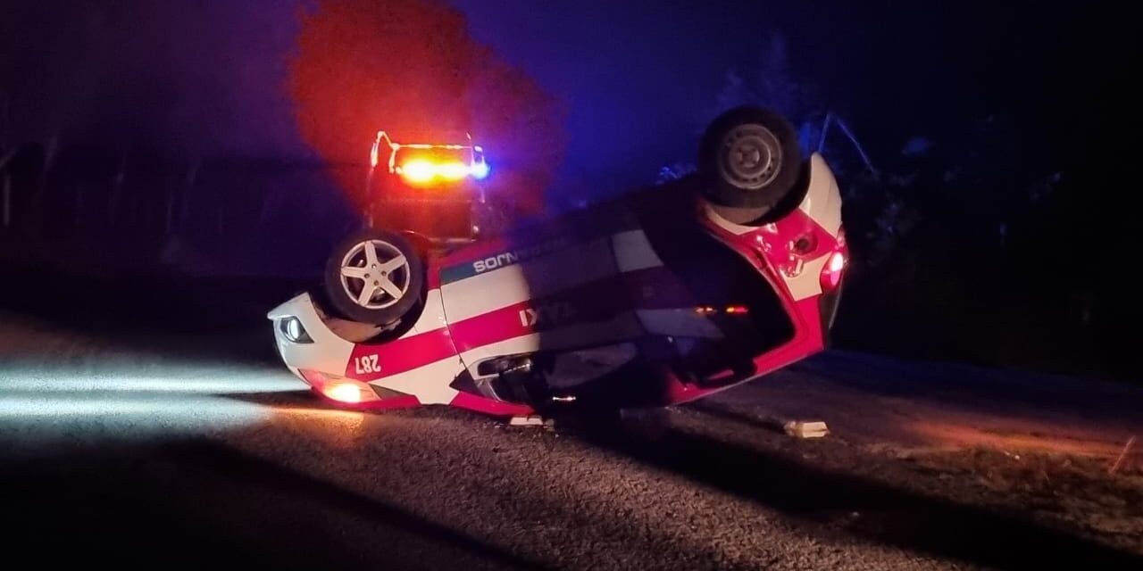Taxi de naranjos vuelca en el camino Chontla-Mata de Otate