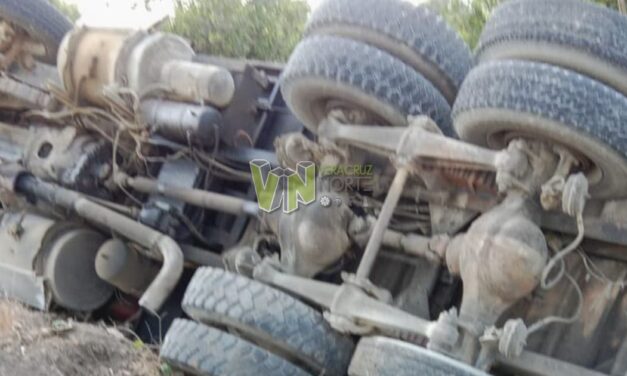 Álamo: Camión vuelca en el módulo de seguridad de El Cinco