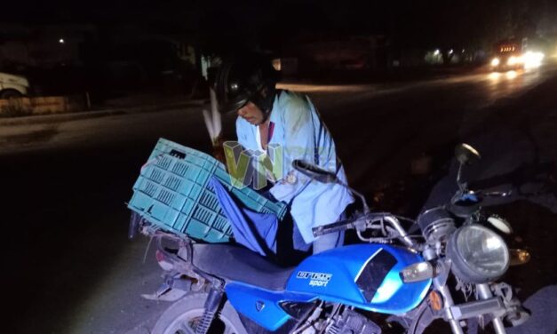 Motociclista se salva de lesiones graves gracias al casco tras accidente en Álamo