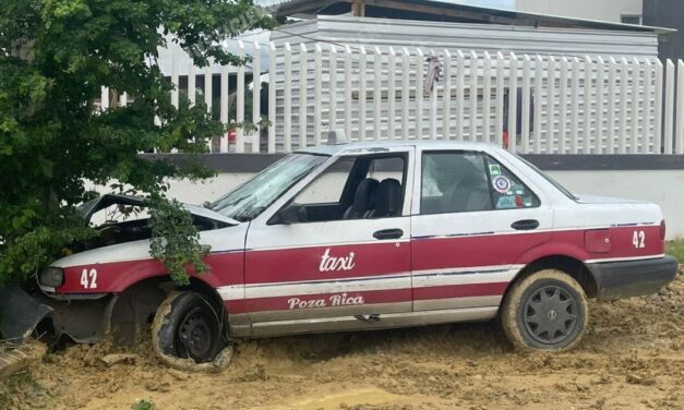 Taxista impacta contra un poste en Poza Rica