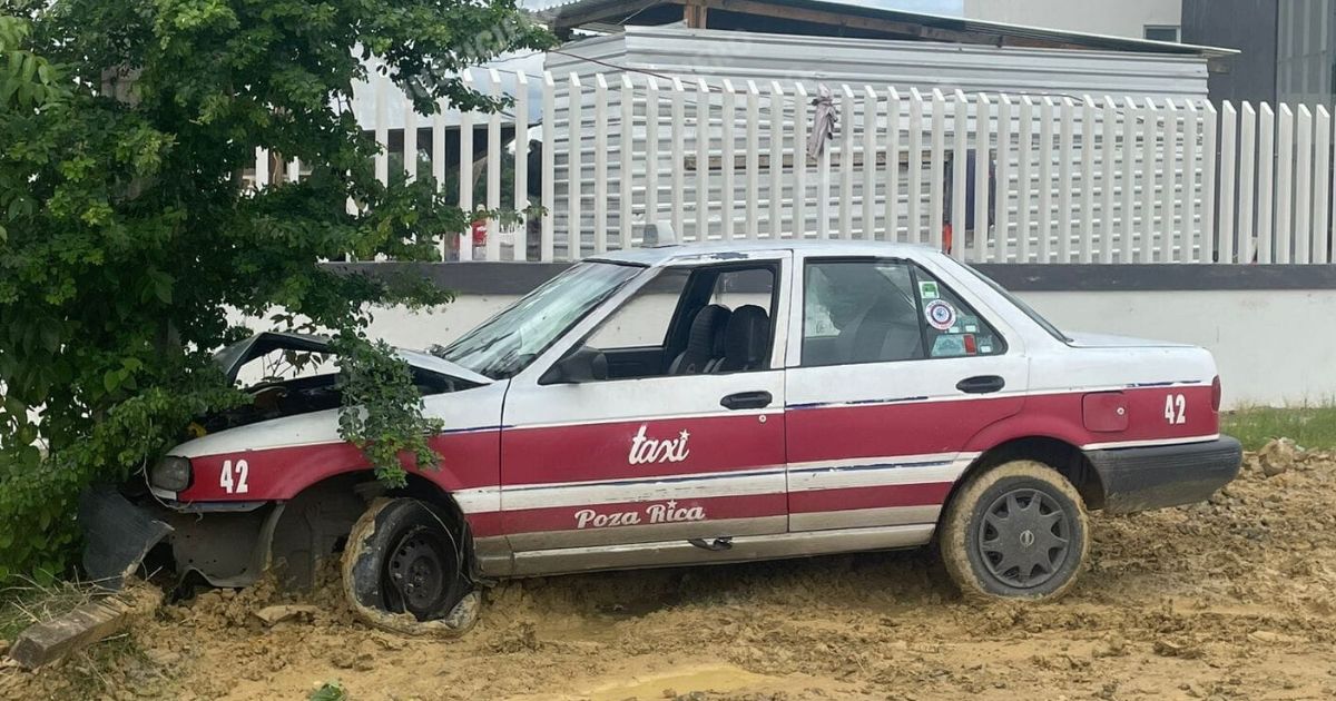 Taxista impacta contra un poste en Poza Rica