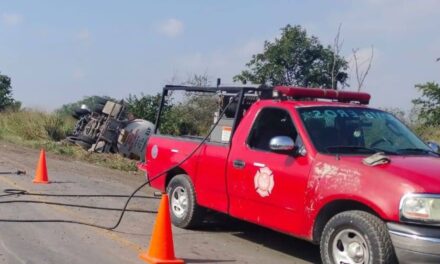 Pánuco: Vuelca pipa cargada con gasolina