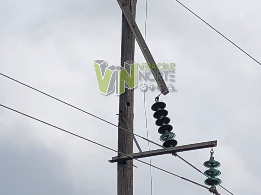 Álamo: Poste en Malas Condiciones Amenaza la Seguridad de Niños en Estero del Ídolo