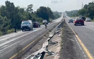 Camioneta vuelca sobre la Tuxpan-Tampico: Conductor intentó esquivar un bache