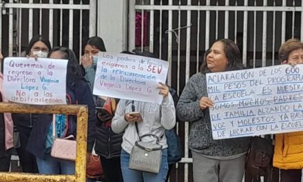 Con manifestación pacífica padres de familia exigen la reinstalación de la directora