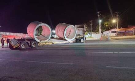 Tampico Alto: Colapsa tráiler que transportaba tubos de cemento