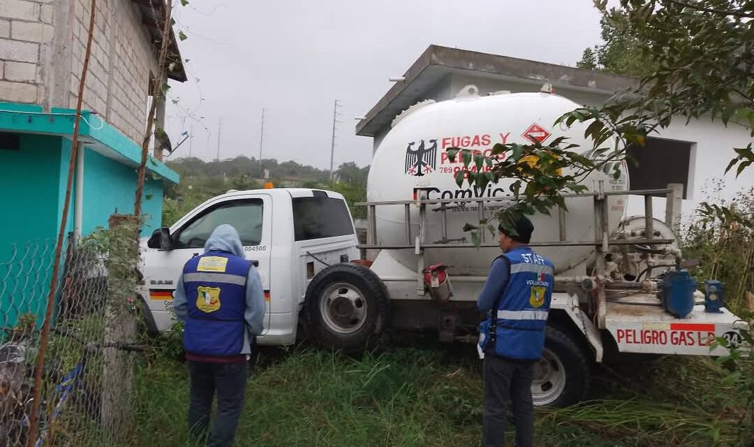 Pipa de gas se queda sin frenos y choca contra una casa en Tempoal