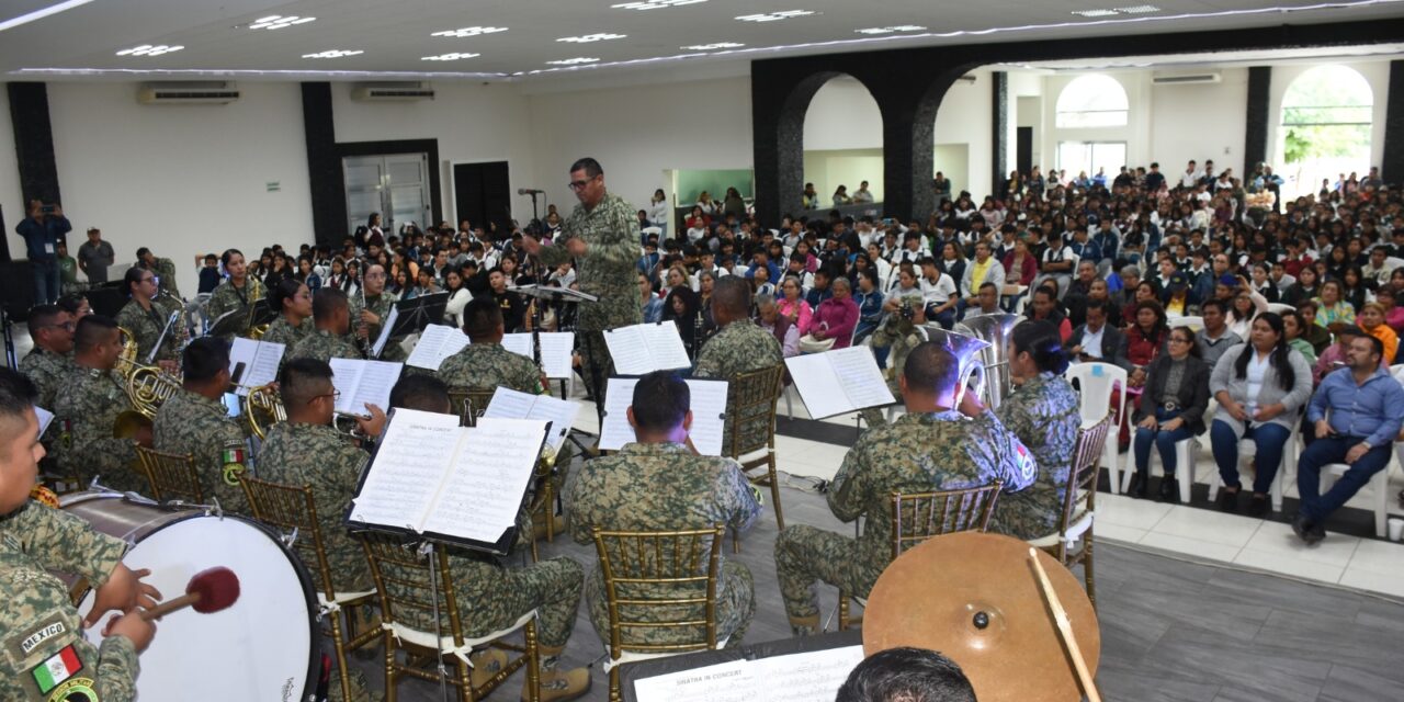 Tihuatlán: Éxito total la presentación de la Banda de Música de la Sexta Región Militar