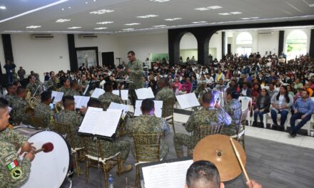 Tihuatlán: Éxito total la presentación de la Banda de Música de la Sexta Región Militar