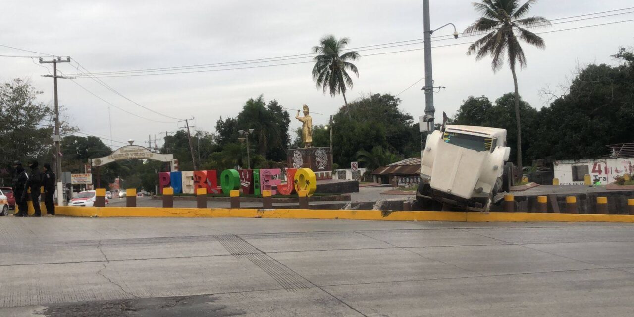 Pueblo Viejo: Tractocamión causa daños en el monumento Cuauhtémoc