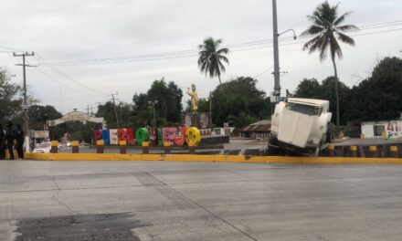 Pueblo Viejo: Tractocamión causa daños en el monumento Cuauhtémoc