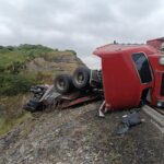 Naranjos: Tráiler vuelca sobre la autopista Tuxpan-Tampico