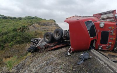 Naranjos: Tráiler vuelca sobre la autopista Tuxpan-Tampico