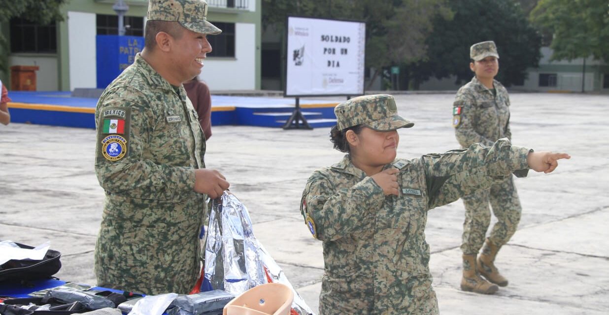 Cerro Azul: Nombran a jovencita con capacidades especiales soldado por un día