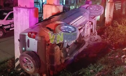 Álamo: Camioneta vuelca en la colonia Unidad y Trabajo; no se reportan lesionados