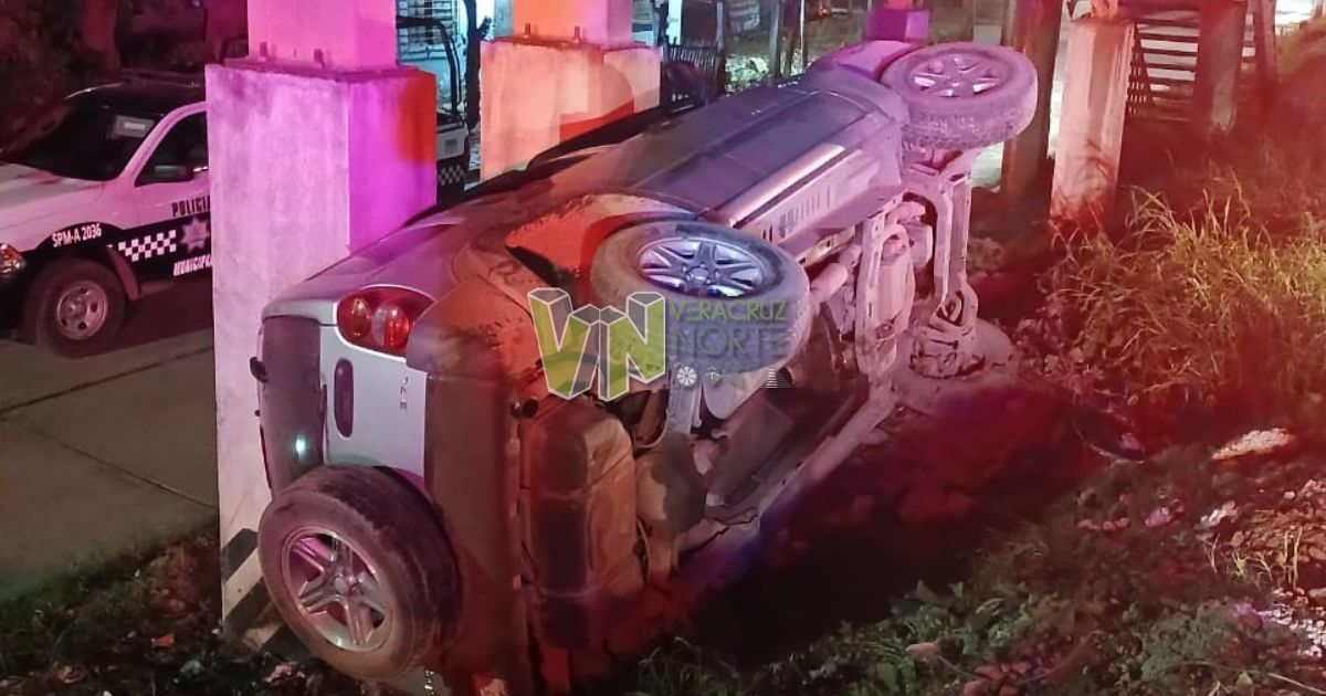 Álamo: Camioneta vuelca en la colonia Unidad y Trabajo; no se reportan lesionados