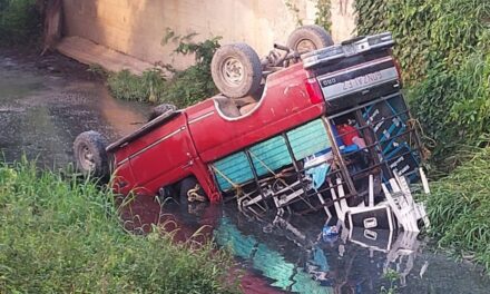 Vuelcan los “Hermanos González”: Agrupación cae en el canal Oro Verde