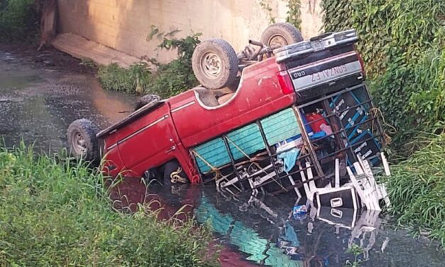 Vuelcan los “Hermanos González”: Agrupación cae en el canal Oro Verde